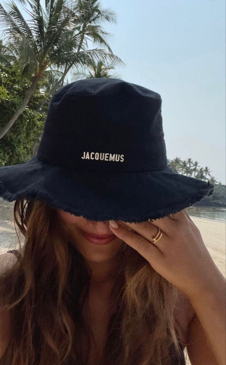 Bucket hat with logo